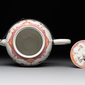A Chinese famille rose 'Lowestoft' teapot, a plate, three cups and nine saucers, Qianlong — photo 18