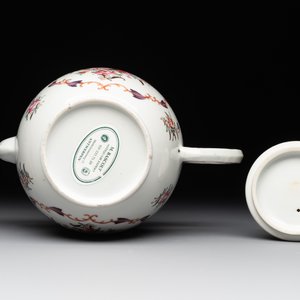 A Chinese famille rose 'Lowestoft' teapot, a plate, three cups and nine saucers, Qianlong — photo 19
