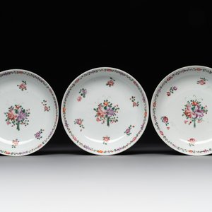 A Chinese famille rose 'Lowestoft' teapot, a plate, three cups and nine saucers, Qianlong — photo 2