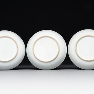 A Chinese famille rose 'Lowestoft' teapot, a plate, three cups and nine saucers, Qianlong — photo 3