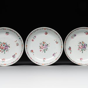 A Chinese famille rose 'Lowestoft' teapot, a plate, three cups and nine saucers, Qianlong — photo 4