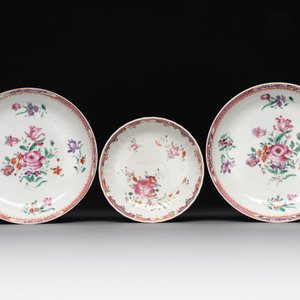 A Chinese famille rose 'Lowestoft' teapot, a plate, three cups and nine saucers, Qianlong — photo 6