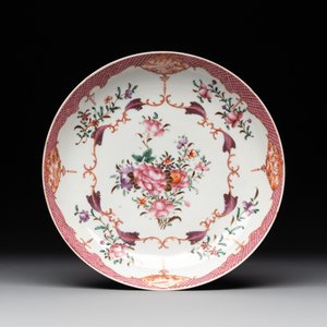 A Chinese famille rose 'Lowestoft' teapot, a plate, three cups and nine saucers, Qianlong — photo 8
