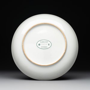 A Chinese famille rose 'Lowestoft' teapot, a plate, three cups and nine saucers, Qianlong — photo 9
