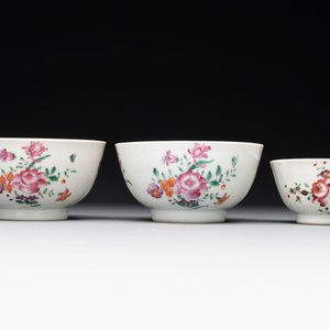 A Chinese famille rose 'Lowestoft' teapot, a plate, three cups and nine saucers, Qianlong — photo 10
