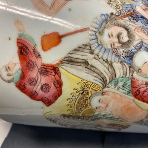 A Chinese famille rose 'luohan and mythical animals' vase, 19/20th C. — photo 7