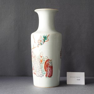 A Chinese famille rose 'luohan and mythical animals' vase, 19/20th C. — photo 10