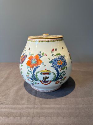A Chinese famille rose 'Madame de Pompadour' pot-pourri jar and cover, Qianlong, ca. 1745 — photo 1