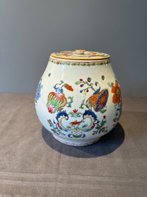 A Chinese famille rose 'Madame de Pompadour' pot-pourri jar and cover, Qianlong, ca. 1745 — photo 2