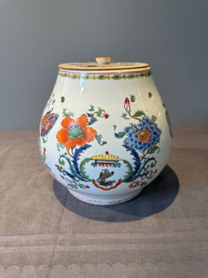 A Chinese famille rose 'Madame de Pompadour' pot-pourri jar and cover, Qianlong, ca. 1745 — photo 3