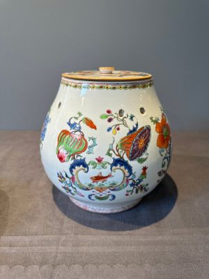 A Chinese famille rose 'Madame de Pompadour' pot-pourri jar and cover, Qianlong, ca. 1745 — photo 4