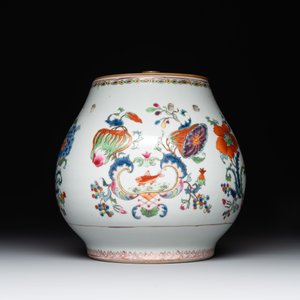 A Chinese famille rose 'Madame de Pompadour' pot-pourri jar and cover, Qianlong, ca. 1745 — photo 2