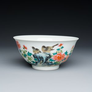 A Chinese famille rose 'magpies and peonies' bowl, Yongzheng mark, Republic — 照片 1