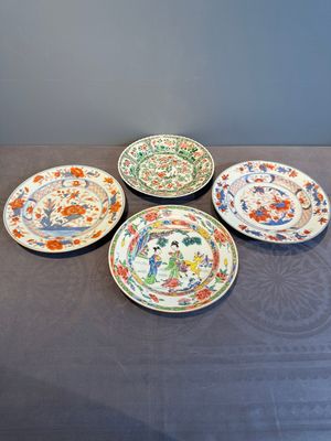 A Chinese famille rose 'Magu' plate, a famille verte plate and two Imari-style plates with floral design, Kangxi/Yongzheng — photo 1