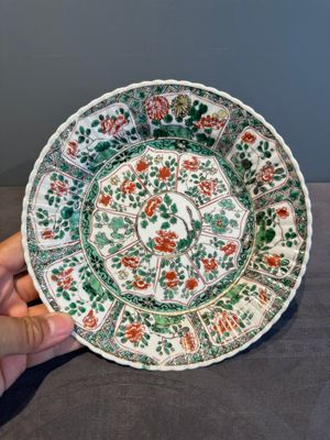 A Chinese famille rose 'Magu' plate, a famille verte plate and two Imari-style plates with floral design, Kangxi/Yongzheng — photo 15