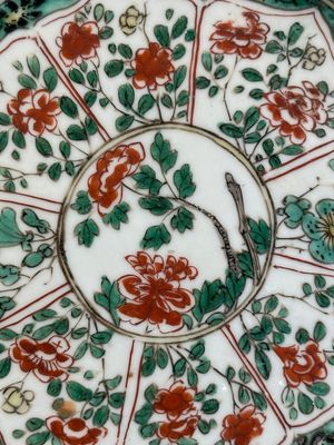 A Chinese famille rose 'Magu' plate, a famille verte plate and two Imari-style plates with floral design, Kangxi/Yongzheng — photo 16