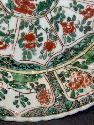 A Chinese famille rose 'Magu' plate, a famille verte plate and two Imari-style plates with floral design, Kangxi/Yongzheng — photo 18
