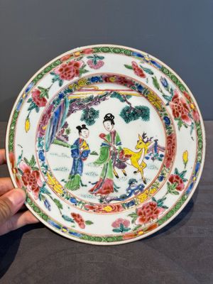 A Chinese famille rose 'Magu' plate, a famille verte plate and two Imari-style plates with floral design, Kangxi/Yongzheng — photo 2