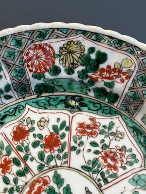 A Chinese famille rose 'Magu' plate, a famille verte plate and two Imari-style plates with floral design, Kangxi/Yongzheng — photo 21