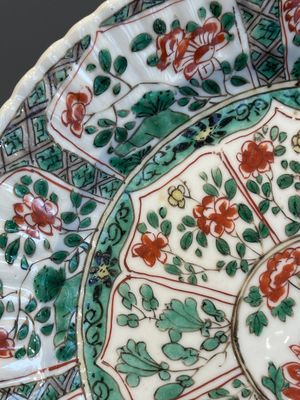 A Chinese famille rose 'Magu' plate, a famille verte plate and two Imari-style plates with floral design, Kangxi/Yongzheng — photo 22