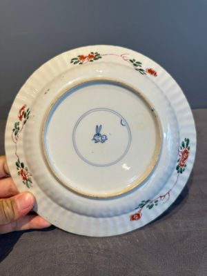 A Chinese famille rose 'Magu' plate, a famille verte plate and two Imari-style plates with floral design, Kangxi/Yongzheng — photo 23