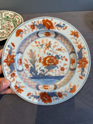A Chinese famille rose 'Magu' plate, a famille verte plate and two Imari-style plates with floral design, Kangxi/Yongzheng — photo 27