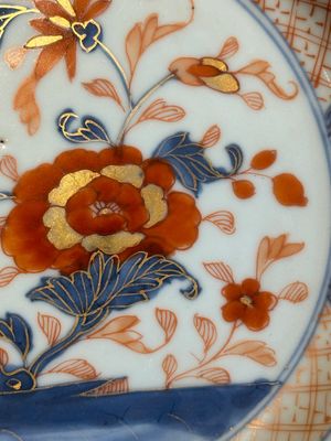 A Chinese famille rose 'Magu' plate, a famille verte plate and two Imari-style plates with floral design, Kangxi/Yongzheng — photo 28