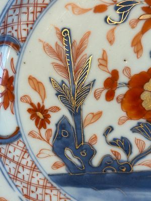 A Chinese famille rose 'Magu' plate, a famille verte plate and two Imari-style plates with floral design, Kangxi/Yongzheng — photo 29