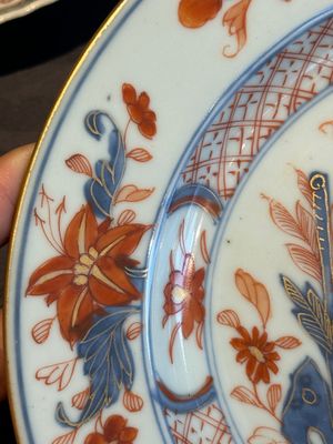 A Chinese famille rose 'Magu' plate, a famille verte plate and two Imari-style plates with floral design, Kangxi/Yongzheng — photo 30