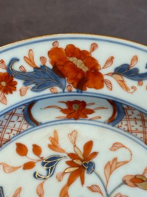 A Chinese famille rose 'Magu' plate, a famille verte plate and two Imari-style plates with floral design, Kangxi/Yongzheng — photo 31