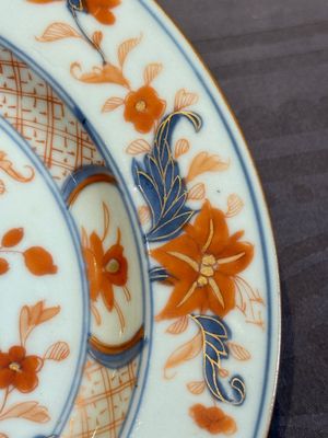 A Chinese famille rose 'Magu' plate, a famille verte plate and two Imari-style plates with floral design, Kangxi/Yongzheng — photo 32