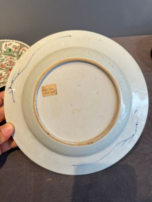 A Chinese famille rose 'Magu' plate, a famille verte plate and two Imari-style plates with floral design, Kangxi/Yongzheng — photo 34