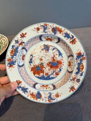 A Chinese famille rose 'Magu' plate, a famille verte plate and two Imari-style plates with floral design, Kangxi/Yongzheng — photo 37