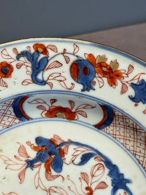 A Chinese famille rose 'Magu' plate, a famille verte plate and two Imari-style plates with floral design, Kangxi/Yongzheng — photo 41