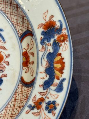 A Chinese famille rose 'Magu' plate, a famille verte plate and two Imari-style plates with floral design, Kangxi/Yongzheng — photo 42