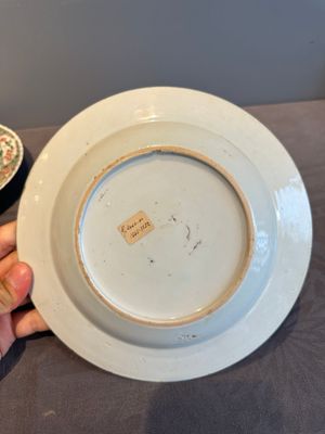 A Chinese famille rose 'Magu' plate, a famille verte plate and two Imari-style plates with floral design, Kangxi/Yongzheng — photo 43