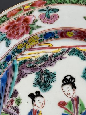 A Chinese famille rose 'Magu' plate, a famille verte plate and two Imari-style plates with floral design, Kangxi/Yongzheng — photo 6