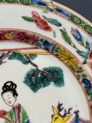 A Chinese famille rose 'Magu' plate, a famille verte plate and two Imari-style plates with floral design, Kangxi/Yongzheng — photo 7