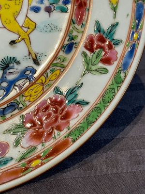 A Chinese famille rose 'Magu' plate, a famille verte plate and two Imari-style plates with floral design, Kangxi/Yongzheng — photo 9
