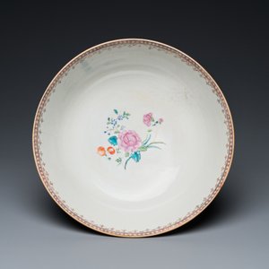 A Chinese famille rose 'mandarin' bowl and a dish, Qianlong — 照片 8
