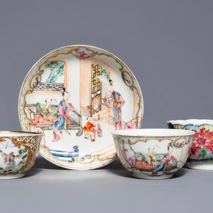 A Chinese famille rose 'Mandarin' cup and saucer and two cups, Yongzheng/Qianlong — 照片 1