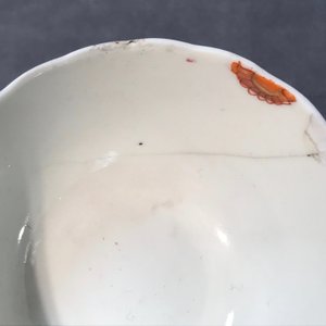 A Chinese famille rose 'Mandarin' cup and saucer and two cups, Yongzheng/Qianlong — 照片 16
