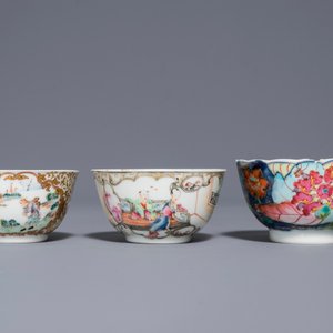 A Chinese famille rose 'Mandarin' cup and saucer and two cups, Yongzheng/Qianlong — 照片 4