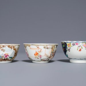 A Chinese famille rose 'Mandarin' cup and saucer and two cups, Yongzheng/Qianlong — 照片 6