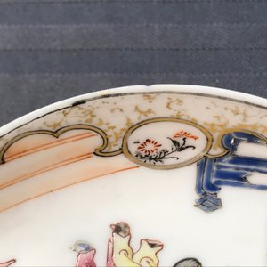 A Chinese famille rose 'Mandarin' cup and saucer and two cups, Yongzheng/Qianlong — 照片 10
