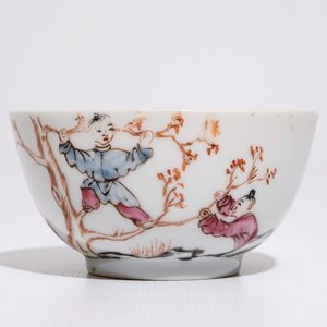 A Chinese famille rose mandarin cup and saucer, Qianlong — 照片 4