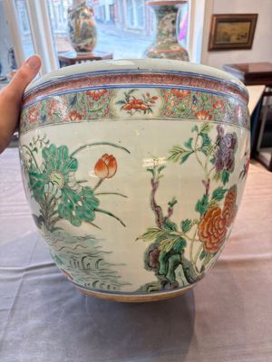 A Chinese famille rose 'mandarin ducks in a lotus pond' scroll pot, 19th C. — photo 1