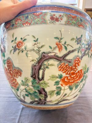 A Chinese famille rose 'mandarin ducks in a lotus pond' scroll pot, 19th C. — photo 11