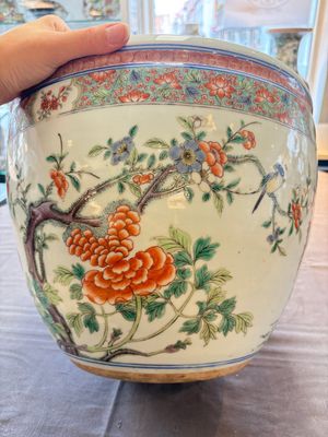 A Chinese famille rose 'mandarin ducks in a lotus pond' scroll pot, 19th C. — photo 12