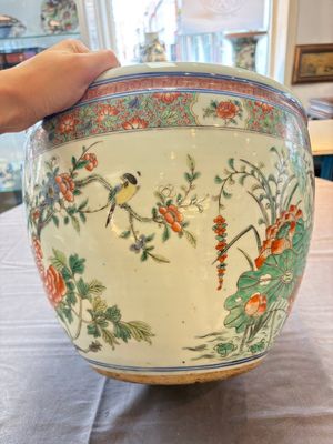 A Chinese famille rose 'mandarin ducks in a lotus pond' scroll pot, 19th C. — photo 13